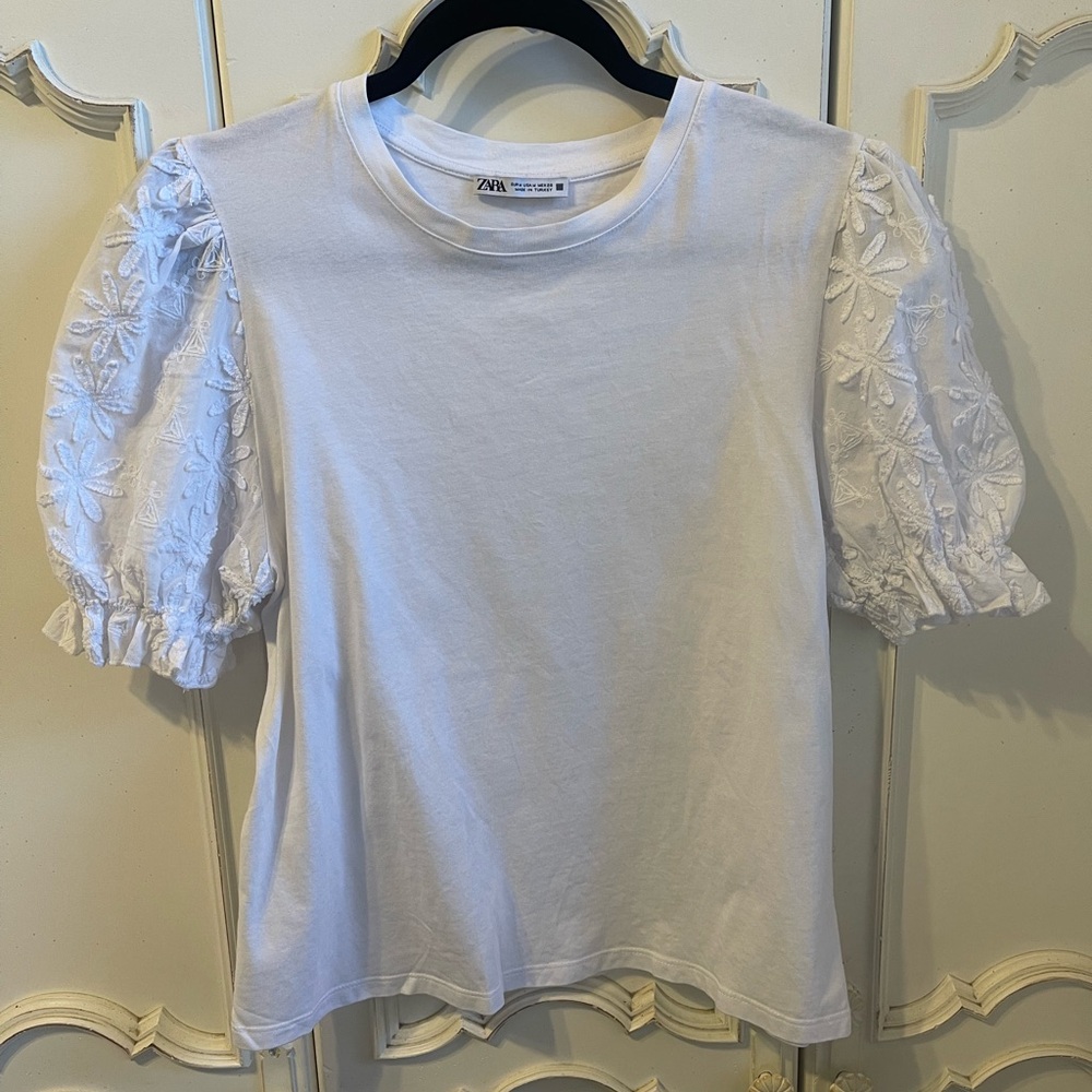 Zara Tshirt with embroidered sleeves size M